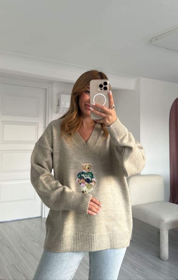 Women Long Sleeves V Collar Legend Halter Fabric Bear Printed Sweater