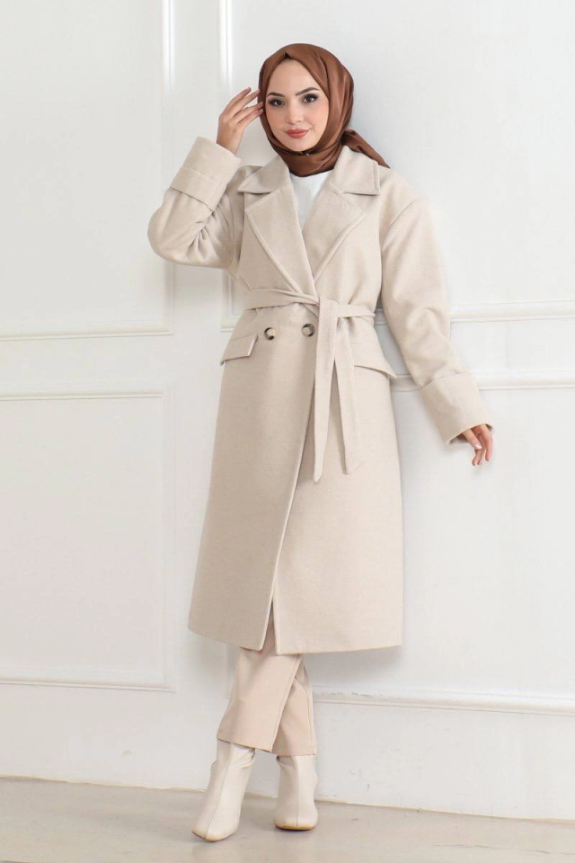 Kaşe Kaban – Uzun Boy Kruvaze Yaka Kuşaklı Tesettür Kaşe Kışlık Kaban, Astarlı Şık Yünlü Dokuma Oversize Rahat Kalıp Cepli Düğmeli Modern Kap Modeli - Bej