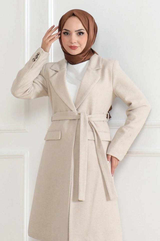 Kaşe Kaban – Uzun Boy Kruvaze Yaka, Kuşaklı Tesettür Kışlık Kaban, Astarlı Şık Yünlü Dokuma Oversize Rahat Kalıp, Cepli Modern Kaşe Mont Modeli - Bej