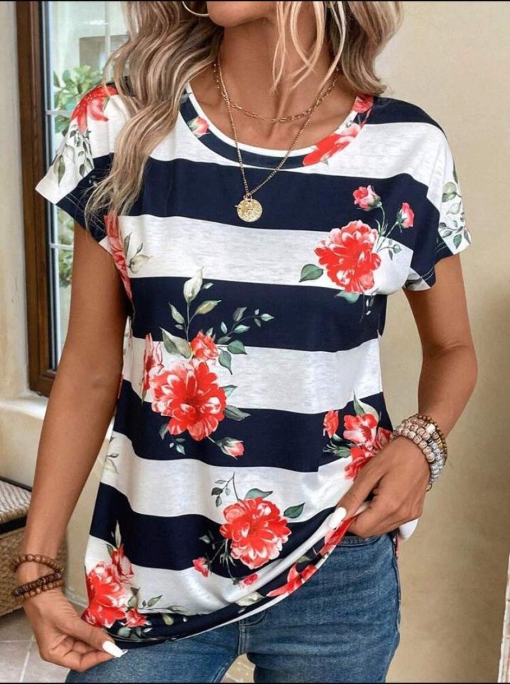 Kadın Çiçek Desenli Yatay Şeritli Bisiklet Yaka Tişört