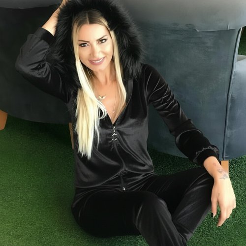 Kadın uzun kollu önden fermuarlı kapşon tüy detaylı kadife bluz ve pantolon ikili takım