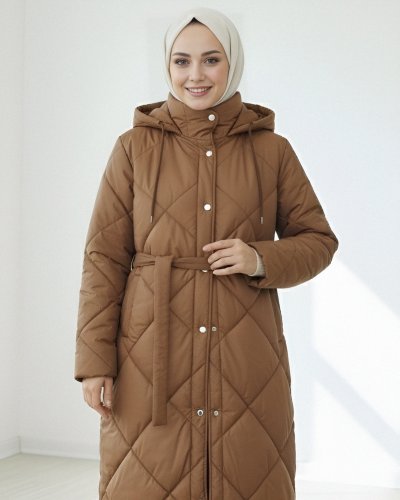 Beli Kemerli Önü Çıtçıtlı Kapşonlu Astarlı Uzun Kapitone Mont -Taba