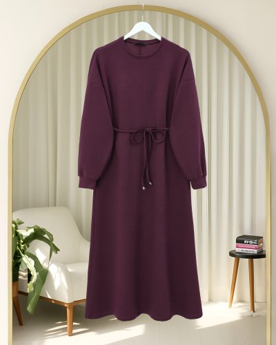 Yuvarlak Yaka Kemerli Uzun Penye Elbise -Mürdüm