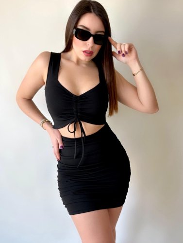 Kadın omuz askılı armut yaka büzgü ve göbek dekolteli mini elbise